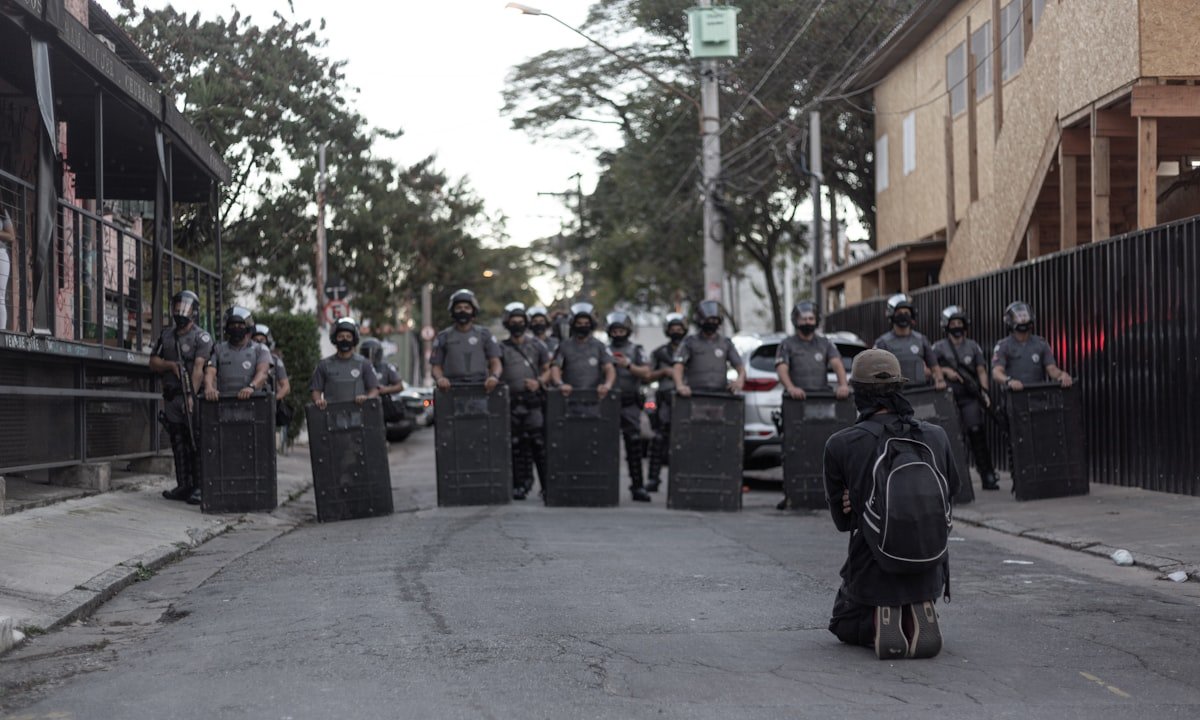 Guarda civil municipal em patrulhamento urbano representando concurso GCM Aracaju
